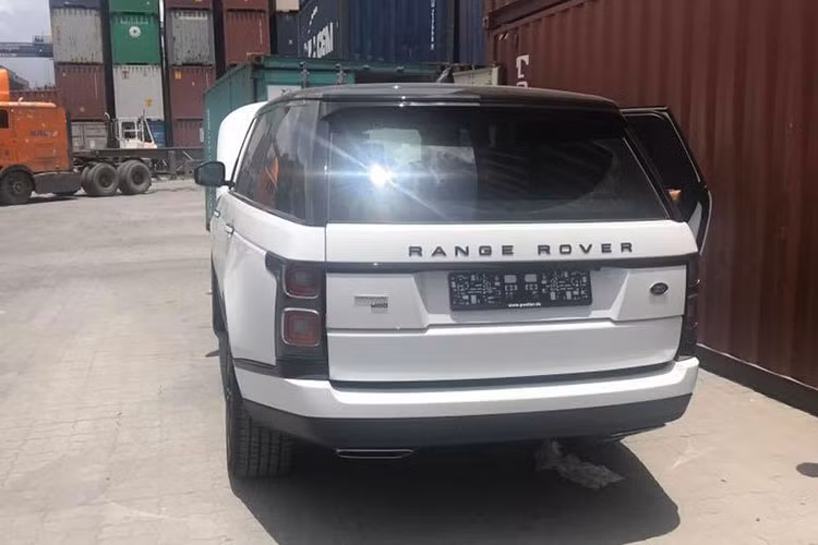 Xe sử dụng động cơ xăng 2.0 lít 4 xi-lanh cho công suất 296 mã lực kết hợp cùng một động cơ điện bổ sung thêm 114 mã lực. Thiết lập hybrid này giúp SUV cỡ lớn có thể chạy nước rút từ 0 – 96 km/h trong 6,4 giây, đồng thời cung cấp cho xe khả năng chạy điện hoàn toàn trong khoảng cách 31 km. Xe được trang bị sạc ổ sạc điện ngay trên lưới tản nhiệt.