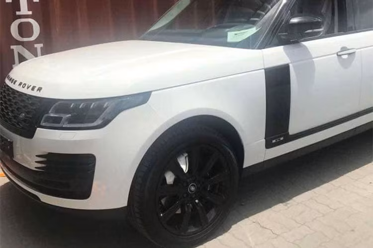 Range Rover Autobiography LWB P400E sở hữu màu sơn trắng cùng thiết kế tương tự những người anh em còn lại của dòng sản phẩm năm 2018. Xe sở hữu lưới tản nhiệt thiết kế mới, đèn pha LED hiện đại, cản trước tinh tế hơn, đèn hậu LED phía sau cũng được sửa lại một chút, hệ thống ống xả hình tứ giác đặt thấp hơn cùng nhiều tùy chọn la-zăng mới.