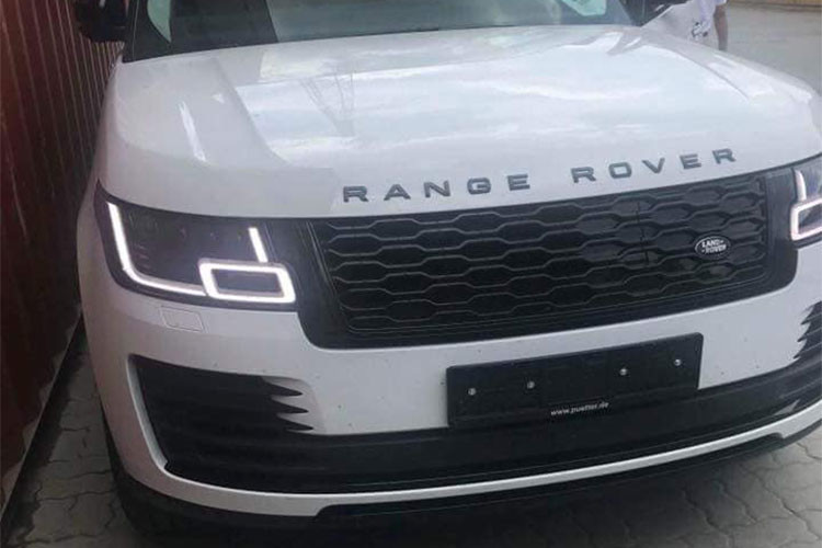 Đây được xem là chiếc SUV hạng sang Range Rover LWB P400E 2018 sử dụng động cơ lai đầu tiên tại Việt Nam. Được biết xe được một khách hàng giấu tên đặt mua thông qua một showroom nhập khẩu xe ôtô tư nhận tại Sài Gòn, quá trình "khui công" mẫu xe này diễn ra tại cảng Cát Lái, quận 2, TP HCM.