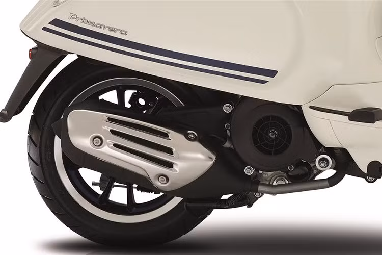 Các tính năng an toàn khác như hệ thống khóa từ chống trộm, chân chống bên an toàn với chức năng chống khởi động nhắc nhở người dùng gạt chân chống trước khi vận hành. bánh xe 12”, giảm xóc trước là giảm chấn thủy lực đơn hiệu ứng kép kết hợp với lò xo ống lồng là đặc điểm điển hình chỉ có ở Vespa đảm bảo sự an toàn cao cho người sử dụng.