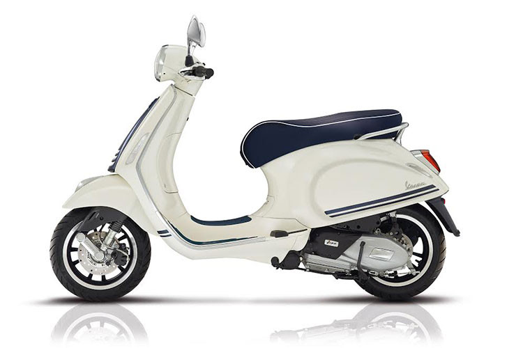 Phiên bản đặc biệt của mẫu xe ga Vespa Primavera Yacht Club nổi bật với thiết kế tem màu xanh đặc trưng kết hợp hài hòa cùng đường vân nổi và viền trắng cá tính nổi bật trên nền xe màu trắng huyền thoại. 