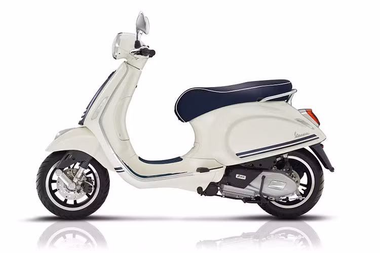 Phiên bản đặc biệt của mẫu xe ga Vespa Primavera Yacht Club nổi bật với thiết kế tem màu xanh đặc trưng kết hợp hài hòa cùng đường vân nổi và viền trắng cá tính nổi bật trên nền xe màu trắng huyền thoại. 