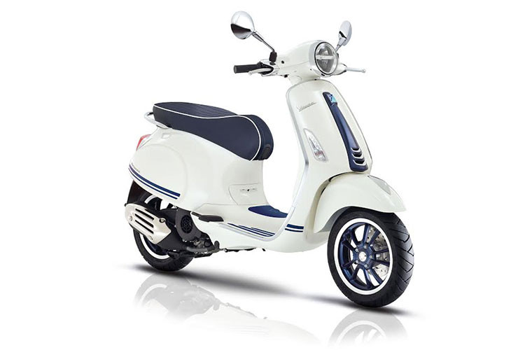  Vespa Primavera Yacht Club 2018 ra mắt thế giới lần đầu tại triển lãm EICMA 2017 đã gây được sự chú ý về nét thẩm mỹ rất riêng khi hướng tới màu sắc đặc trưng của những chiếc du thuyền sang trọng.