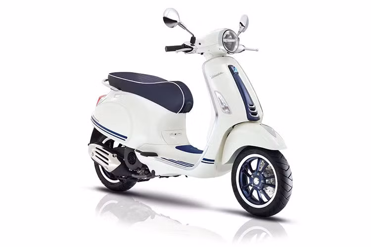  Vespa Primavera Yacht Club 2018 ra mắt thế giới lần đầu tại triển lãm EICMA 2017 đã gây được sự chú ý về nét thẩm mỹ rất riêng khi hướng tới màu sắc đặc trưng của những chiếc du thuyền sang trọng.