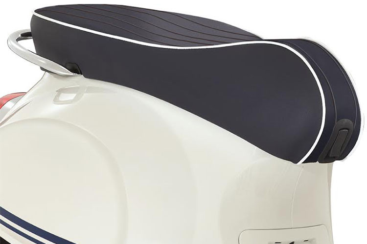 Các chi tiết khác ở viền bánh xe xanh nhám nổi ánh nhũ cùng miếng lót chân bằng cao su xanh sang trọng. Đèn hậu thiết kế hiện đại với dải LED tạo thành hình tròn, đèn trước thiết kế mới với công nghệ LED chia thành 2 tầng - 2 LED tầng dưới và 2 LED tầng trên.