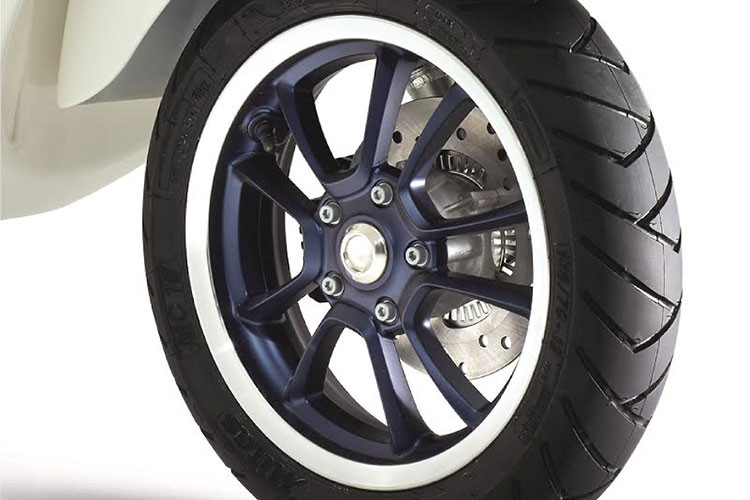 Ngoài ra, cổng sạc điện thoại và các thiết bị điện tử khác cũng xuất hiện trên xe dành cho người lái khi di chuyển, hệ thống chống bó cứng phanh ABS trên bánh trước đảm bảo điều khiển xe an toàn trong mọi điều kiện.