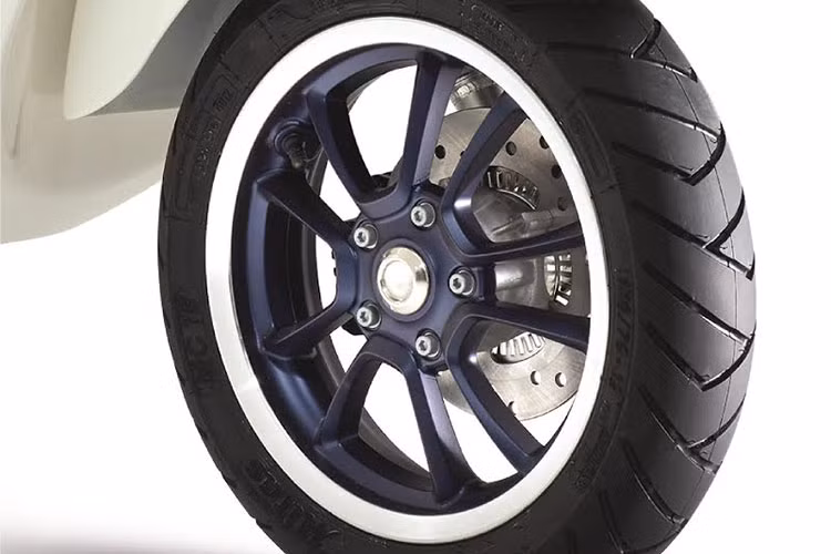 Ngoài ra, cổng sạc điện thoại và các thiết bị điện tử khác cũng xuất hiện trên xe dành cho người lái khi di chuyển, hệ thống chống bó cứng phanh ABS trên bánh trước đảm bảo điều khiển xe an toàn trong mọi điều kiện.