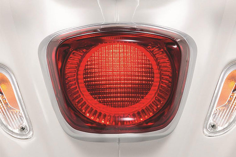 Phiên bản Vespa Primavera Yacht Club mới sẽ được trang bị khối động cơ iGet phun xăng điện tử giúp tối ưu hóa hiệu suất, giảm thiểu tiêu hao nhiên liệu, khí thải và tiếng ổn. Mở yên bằng khóa điện, cốp để đồ rộng có thể để cả 2 mũ bảo hiểm nửa đầu cho người sử dụng.