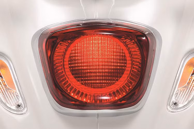 Phiên bản Vespa Primavera Yacht Club mới sẽ được trang bị khối động cơ iGet phun xăng điện tử giúp tối ưu hóa hiệu suất, giảm thiểu tiêu hao nhiên liệu, khí thải và tiếng ổn. Mở yên bằng khóa điện, cốp để đồ rộng có thể để cả 2 mũ bảo hiểm nửa đầu cho người sử dụng.