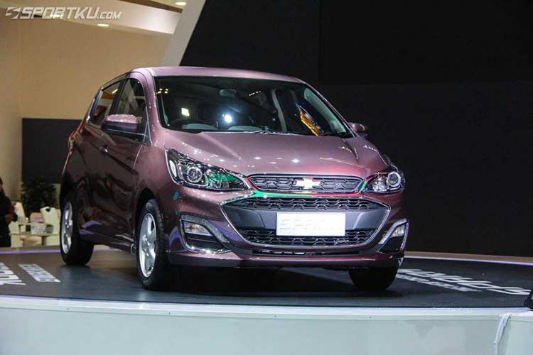 Trên mẫu xe hatchback nhỏ xinh này, nó được trang bị lưới tản nhiệt nâng cấp đi kèm viền mạ crôm. Trước đây, lưới tản nhiệt của Chevrolet Spark tách riêng làm 2 phần. Trong khi đó, ở Chevrolet Spark 2019, lưới tản nhiệt trên và dưới chỉ được ngăn cách bằng một dải crôm mỏng.