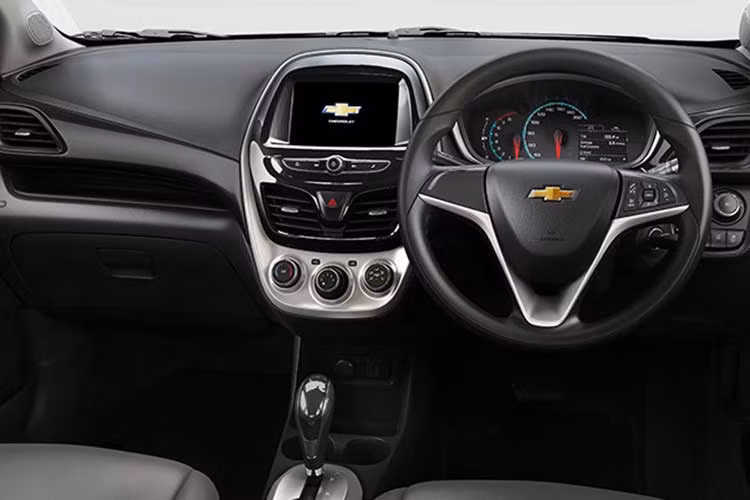 Bên trong Chevrolet Spark 2019 là không gian nội thất được thiết kế đơn giản nhưng khá hợp lý. Không dừng ở đó, nội thất của mẫu xe đô thị nhỏ xinh này dường như còn hiện đại hơn với thiết kế bảng đồng hồ mới, cửa gió điều hòa hình thang hay viền LED xung quanh cổng USB.