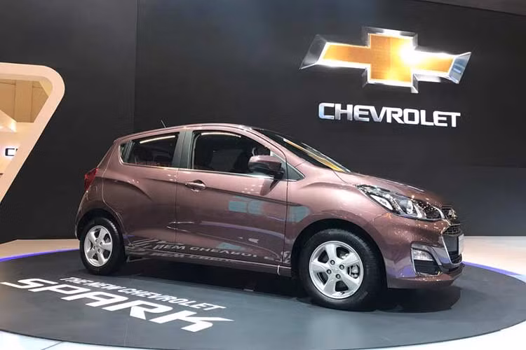 Là phiên bản nâng cấp nhẹ sau 3 năm thế hệ thứ 4 ra mắt nên Chevrolet Spark 2019 chỉ được thay đổi một chút ở thiết kế và trang bị. Cụ thể, hãng Chevrolet đã bổ sung màu sơn ngoại thất và đầu xe mới cho Spark 2019.