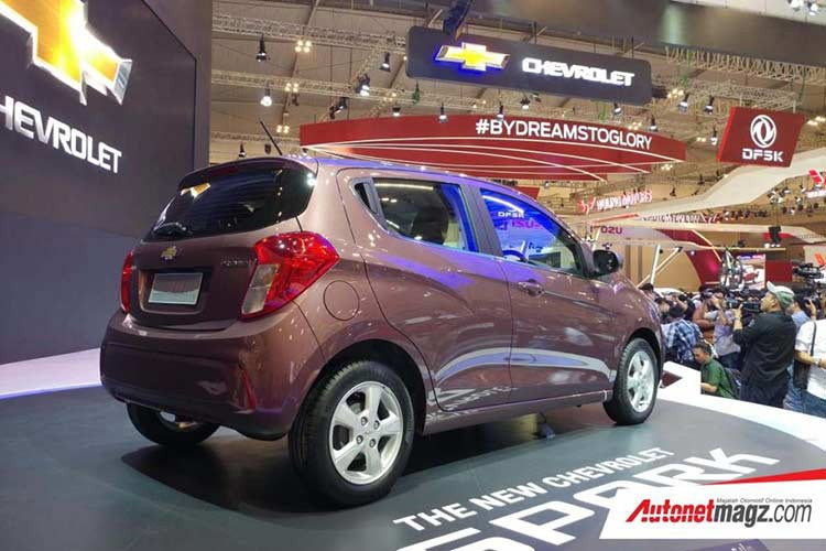 Ngoài ra, thiết kế hốc đèn sương mù của Chevrolet Spark phiên bản 2019 cũng thay đổi, tích hợp thêm dải đèn LED định vị ban ngày. Đèn sương mù của xe không còn giữ hình dáng tròn như trước mà nằm ngang, ngay dưới dải đèn LED định vị ban ngày. Trong khi đó, đèn pha của Chevrolet Spark 2019 theo phong cách projector.