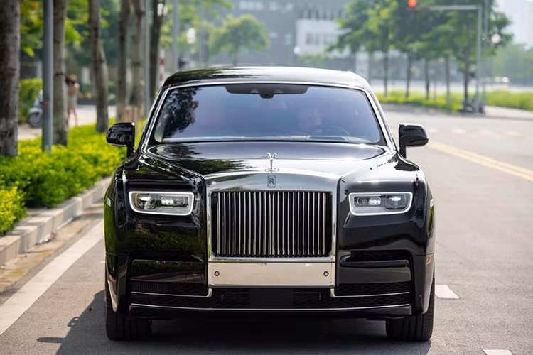  Rolls-Royce Phantom thế hệ thứ 8 là 1 trong những chiếc xe xa xỉ nhất đang được chào bán tại thị trường Việt Nam, có thể bạn sẽ khá bất ngờ khi biết, nếu muốn sở hữu 1 chiếc xe Rolls-Royce Phantom VIII mới tinh, số tiền chi ra phải trên 60 tỷ đồng.