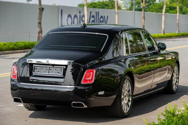 Ngoại thất của chiếc xe Rolls-Royce Phantom thế hệ thứ 8 đang được chào bán 63,5 tỷ đồng có màu đen, với tầm tiền này, bộ áo trên tỏ ra không có gì quá đặc sắc, xe đi kèm nhiều chi tiết mạ crôm, và logo huyền thoại Spirit of Ecstasy vẫn là màu bạc, không phải được mạ vàng hay phát sáng.