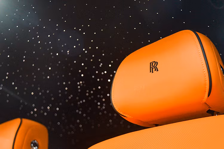 Ngoài ra, chiếc xe Rolls-Royce Phantom VIII này còn được trang bị màn hình màu TFT 12,3 inch, hệ thống điều hòa tự động 4 vùng, rạp hát là dàn âm thanh Rolls-Royce Bespoke với 18 loa công suất 1.300W.