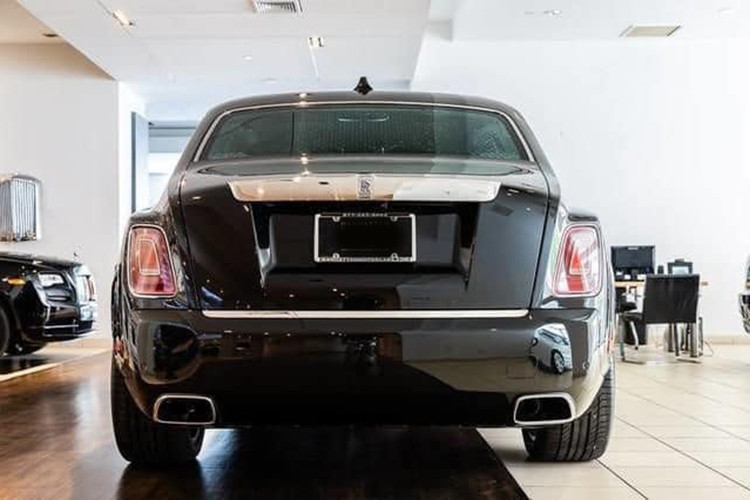 Chiếc xe siêu sang Rolls-Royce Phantom thế hệ thứ 8 đang được chào bán 63,5 tỷ đồng vẫn sử dụng khối động cơ V12, tăng áp kép, dung tích 6.75 lít, tạo ra công suất tối đa 563 mã lực, mạnh hơn 110 mã lực so với thế hệ thứ 7 và mô-men xoắn cực đại đạt 900 Nm, tăng 180 Nm so với thế hệ cũ.