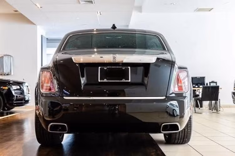 Chiếc xe siêu sang Rolls-Royce Phantom thế hệ thứ 8 đang được chào bán 63,5 tỷ đồng vẫn sử dụng khối động cơ V12, tăng áp kép, dung tích 6.75 lít, tạo ra công suất tối đa 563 mã lực, mạnh hơn 110 mã lực so với thế hệ thứ 7 và mô-men xoắn cực đại đạt 900 Nm, tăng 180 Nm so với thế hệ cũ.
