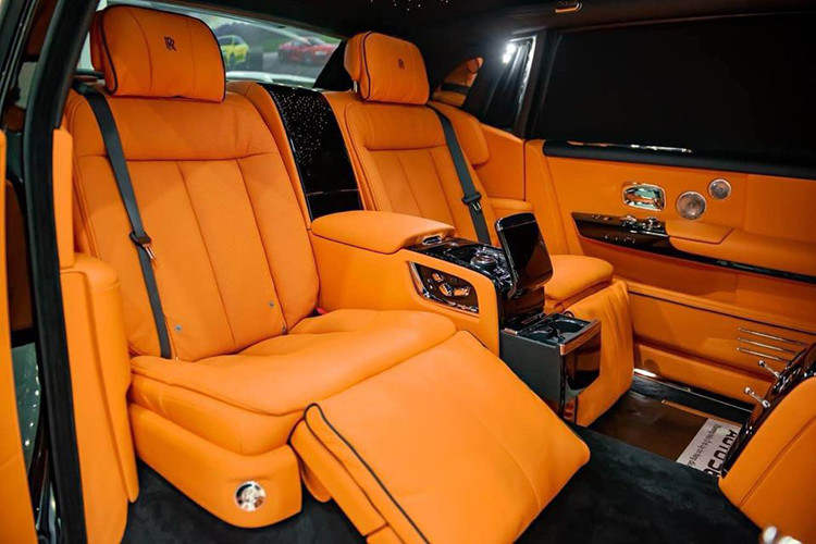 Được biết dòng xe Rolls-Royce Phantom thế hệ thứ 8 vẫn chia thành 2 bản chủ yếu là tiêu chuẩn và trục cơ sở dài gọi là EWB. Rolls-Royce Phantom thế hệ hoàn toàn mới có đèn pha Laser kết hợp cùng dải đèn LED chiếu sáng ban ngày mang đến tầm chiếu xa lên đến 600 m vào ban đêm, logo Spirit of Ecstasy của xe nằm cao hơn gần 12 mm trên nắp capô và lưới tản nhiệt cũng được chỉnh sửa nhẹ thiết kế.