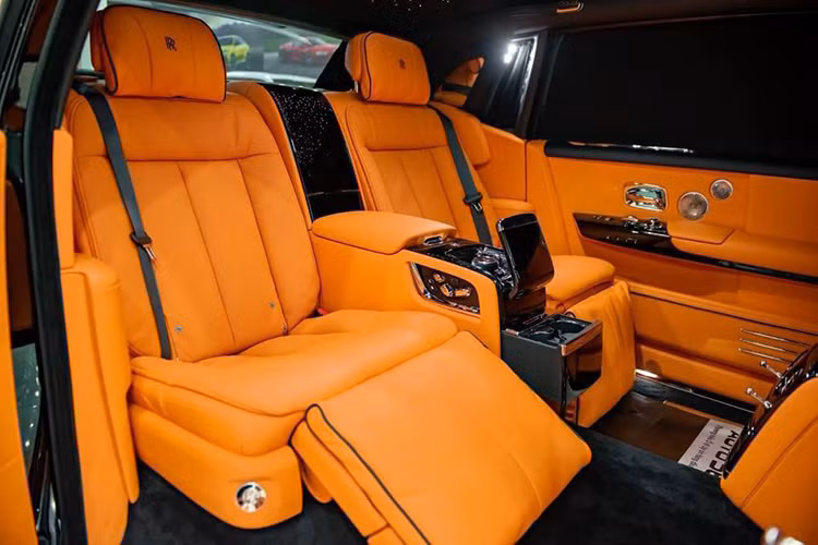 Được biết dòng xe Rolls-Royce Phantom thế hệ thứ 8 vẫn chia thành 2 bản chủ yếu là tiêu chuẩn và trục cơ sở dài gọi là EWB. Rolls-Royce Phantom thế hệ hoàn toàn mới có đèn pha Laser kết hợp cùng dải đèn LED chiếu sáng ban ngày mang đến tầm chiếu xa lên đến 600 m vào ban đêm, logo Spirit of Ecstasy của xe nằm cao hơn gần 12 mm trên nắp capô và lưới tản nhiệt cũng được chỉnh sửa nhẹ thiết kế.