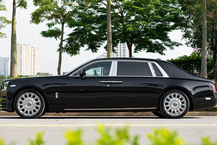 Nhưng ít ai nắm được chính xác giá xe Rolls-Royce Phantom VIII tại Việt Nam và thật sự trùng hợp, trên thị trường đang có 1 xe được chào bán công khai, giá của nó lên đến 2,7 triệu đô la, tương đương 63,5 tỷ đồng, 1 số tiền không nhỏ trong tình hình hiện nay.