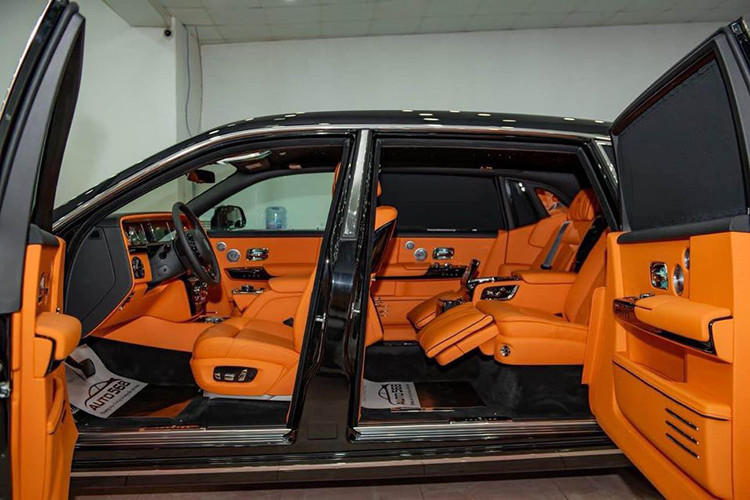 Tiến vào bên trong khoang lái, nội thất chiếc xe siêu sang Rolls-Royce Phantom thế hệ thứ 8 này được phủ tông màu cam Hermes rất thời thượng, xe thuộc bản trục cơ sở dài, vì thế, hàng ghế sau rất rộng rãi, trên đầu có trần sao.