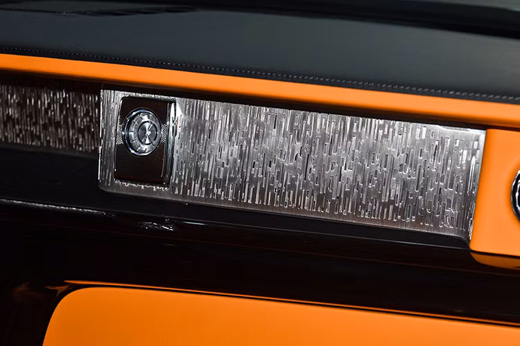 Nội thất xe siêu sang Rolls-Royce Phantom thế hệ thứ 8 được làm mới với điểm nhấn chính là chi tiết mang tên gọi The Gallery xuất hiện ở bảng táp-lô có thể được cá nhân hóa từ sơn dầu, gốm sứ, dùng lụa, lông vũ tạo hình hay thậm chí in 3D dát vàng,...