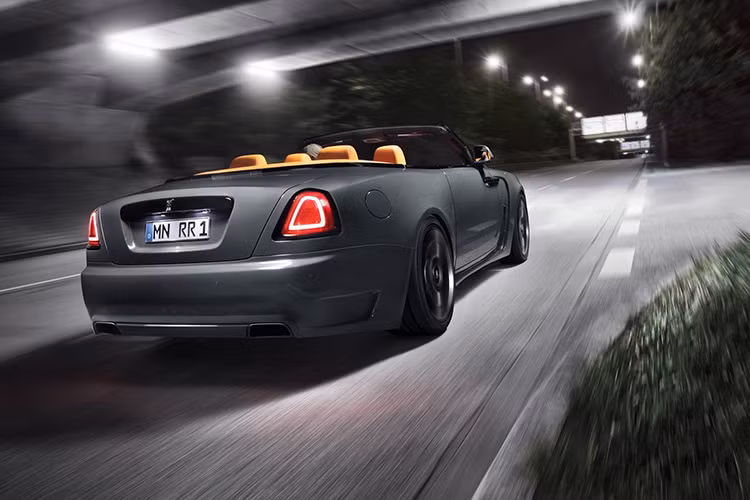 Khi mua mui trần Rolls-Royce Dawn, khách hàng có thể tùy chọn loại gỗ ốp khoang chứa mui mềm sao cho phù hợp với sở thích của mình. Loại gỗ mà khách hàng chọn sẽ được dùng để ốp cả một số chi tiết trong nội thất, đi kèm hàng loạt trang thiết bị đẳng cấp như hệ thống điều hòa không khí tự động, dàn âm thanh Bose cao cấp...