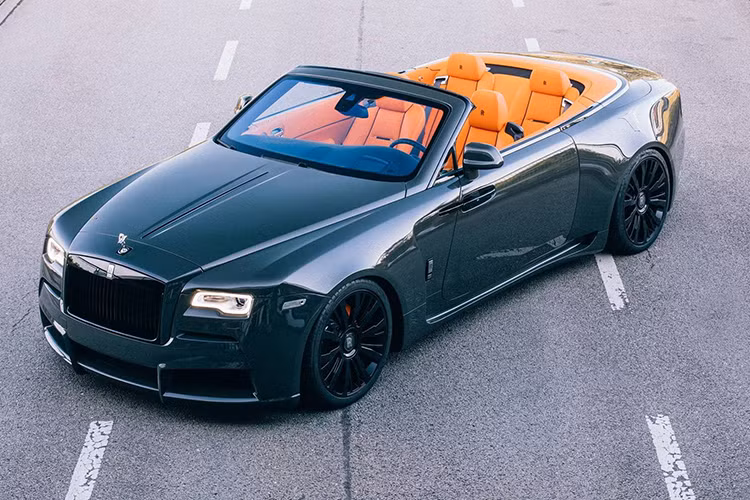 Rolls-Royce luôn là một thương hiệu xe danh tiếng và sang trọng bậc nhất thế giới. Những năm gần đây hãng ra mắt vài cái tên như: Ghost, Wraith và Dawn chúng đều là những mẫu xe tuyệt vời và ít ai nghĩ đến việc độ chúng vì bản thân chiếc xe đã rất hoàn hảo. Mới đây, hãng độ Spofec đã biến chiếc xe sang Rolls-Royce Dawn trở nên đẹp mắt hơn.