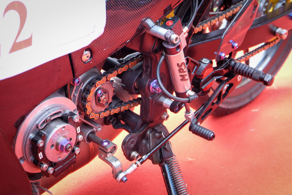 Hệ thống này được điều khiển thông qua hệ thống hơi bằng một piston nối trực tiếp với chân sang số. Đây là công nghệ mới chỉ áp dụng trên các dòng xe phân khối lớn, giúp người điều khiển tập trung hơn mà không cần chú ý tới các thao tác sang số cơ bản. Chân sang số hiệu Gilles. 