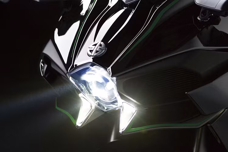 Phiên bản của siêu môtô Ninja H2R 2017 tại thị trường Nhật Bản cũng sẽ được sản xuất với số lượng sản xuất giới hạn đi kèm một số khác biệt như bộ phụ kiện ốp đầu xe được làm từ chất liệu carbon siêu nhẹ, các chi tiết khác được sơn đen mờ...