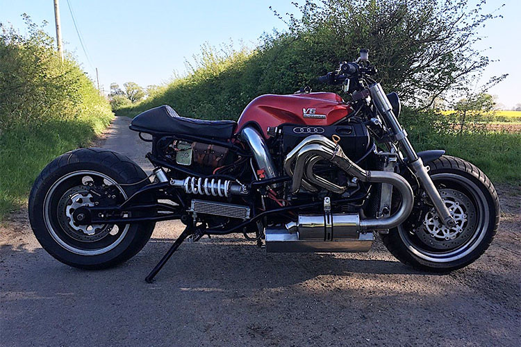 Ngoài ra, chiếc Streetfighter còn được chủ nhân trang bị cơ cấu chuyển số và vành bánh xe của Harley-Davidson, phanh của Suzuki GSX-R.