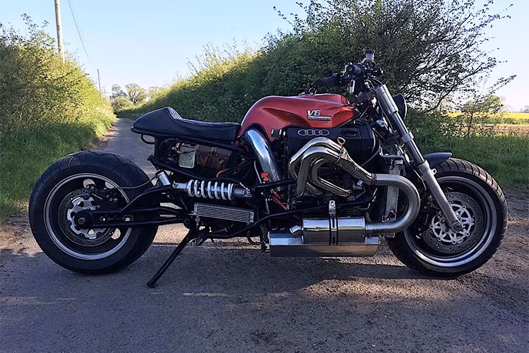 Ngoài ra, chiếc Streetfighter còn được chủ nhân trang bị cơ cấu chuyển số và vành bánh xe của Harley-Davidson, phanh của Suzuki GSX-R.