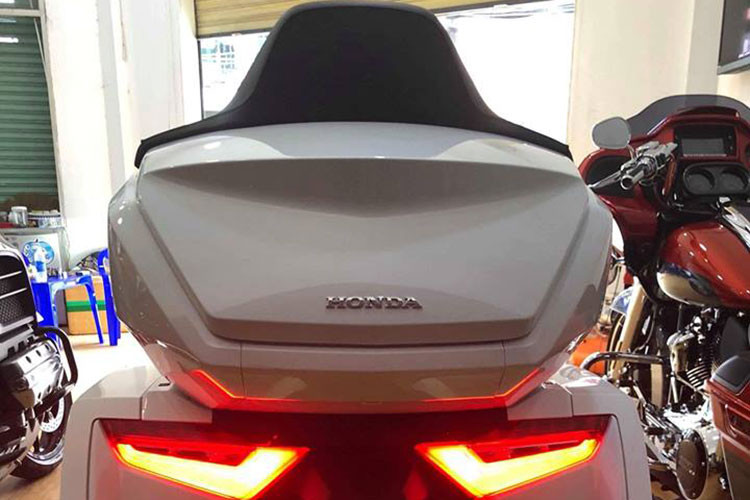 Ngoài việc được trang bị hệ thống treo hoàn toàn mới, khung gầm bằng nhôm bên trong của Honda Goldwing 2018 cũng sẽ được hãng xe máy Honda hàng đầu Nhật Bản thay đổi ở phía trước nhằm mang đến tư thế ngồi ngả về phía trước nhiều hơn cho người lái nhưng cũng thoải mái hơn so với trước đây.