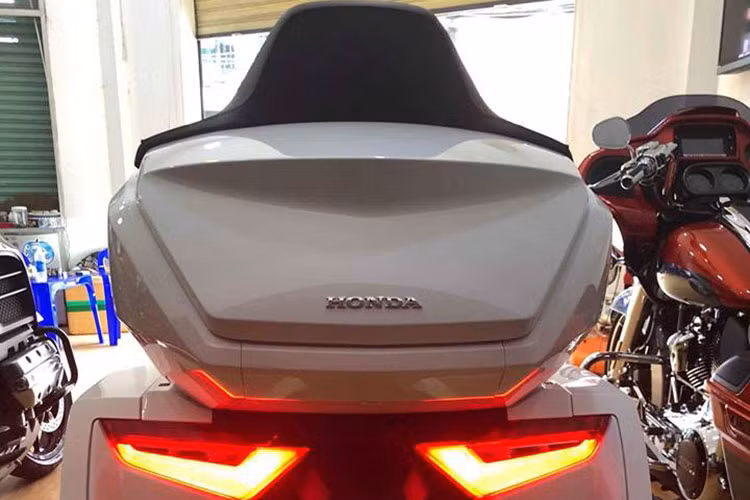 Ngoài việc được trang bị hệ thống treo hoàn toàn mới, khung gầm bằng nhôm bên trong của Honda Goldwing 2018 cũng sẽ được hãng xe máy Honda hàng đầu Nhật Bản thay đổi ở phía trước nhằm mang đến tư thế ngồi ngả về phía trước nhiều hơn cho người lái nhưng cũng thoải mái hơn so với trước đây.