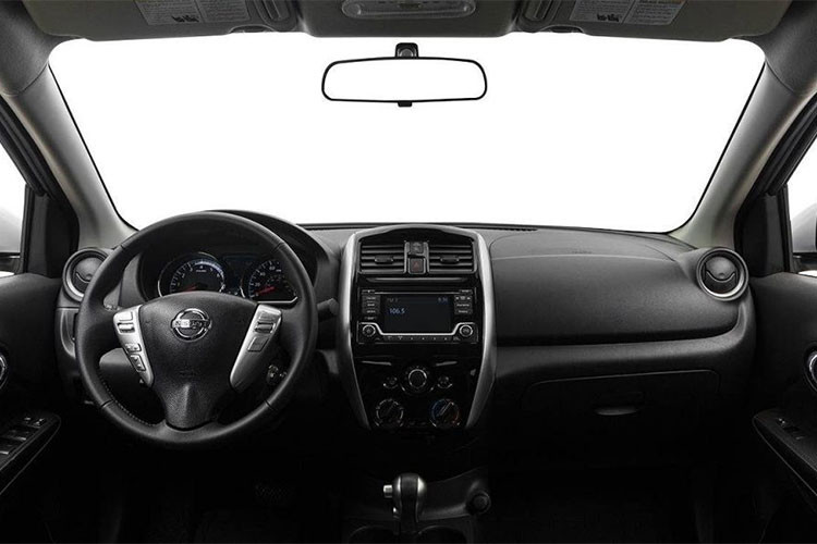 Bên trong nọi thất các chi tiết cũng không thay đổi quá nhiều ngoài vô-lăng bọc da và bảng điều khiển màu đen được làm mới hơn so với trước. Về công nghệ, gói tùy chọn SV có thêm khóa thông minh, khởi động nút bấm, cảnh báo lốp đã đầy hơi, hệ thống giải trí NissanConnect SM.