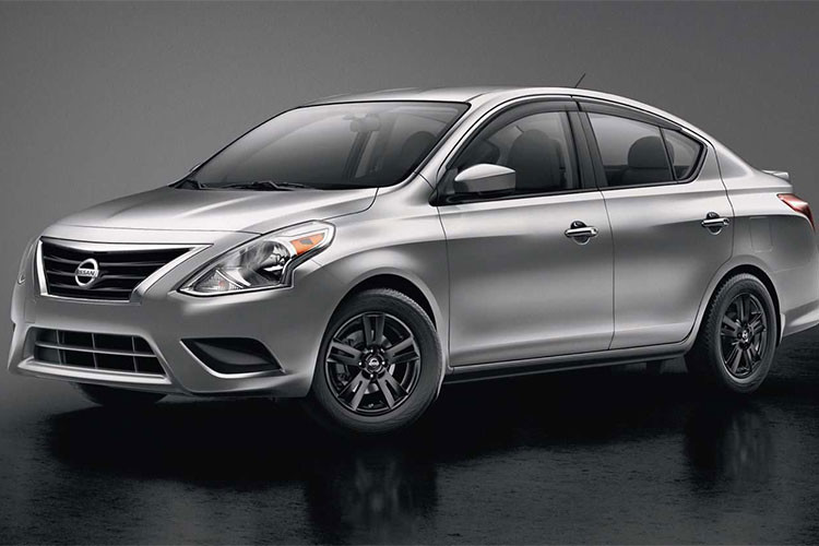 Trong khi các đối thủ cùng phân khúc đã cách tân mạnh mẽ về kiểu dáng, Nissan vẫn giữ vững thiết kế xưa cũ, giống với phiên bản Sunny đang bán tại thị trường Việt Nam. Ưu thế duy nhất của mẫu xe Nissan Sunny 2019 tại Mỹ là giá bán rất rẻ, chỉ từ 12.360 USD (khoảng 333 triệu đồng).