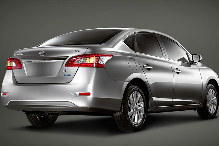 Phần đuôi xe được thiết kế vô cùng đơn giản và chưa tạo được nhiều điểm nhấn, đèn hậu của xe vẫn trang bị bóng halogen. Ngoài ra, Nissan cũng bổ sung thêm tay nắm cửa mạ crôm cho Sunny 2019. Những chi tiết còn lại trên ngoại thất của xe không có gì thay đổi so với phiên bản cũ.