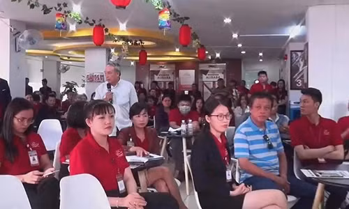 Cong ty Alibaba het sach von, tim cach doi pho voi khach doi tien