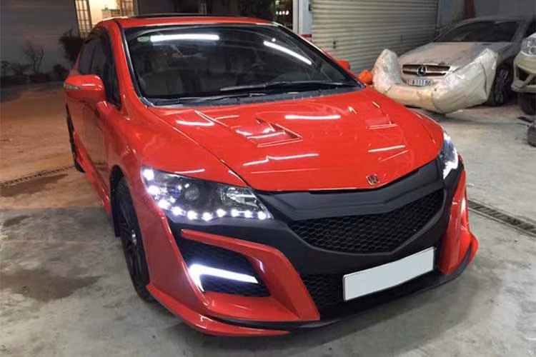 Mẫu xe sedan Honda Civic thế hệ thứ 9 vẫn là một trong những dòng xe được nhiều người trẻ yêu thích. Rất nhiều người trong đó đã biến hoá chiếc Civic của mình theo phong cách riêng, giúp cho chiếc xe này đến thời điểm hiện tại cũng chưa mấy bị lạc hậu so với các phiên bản mới.