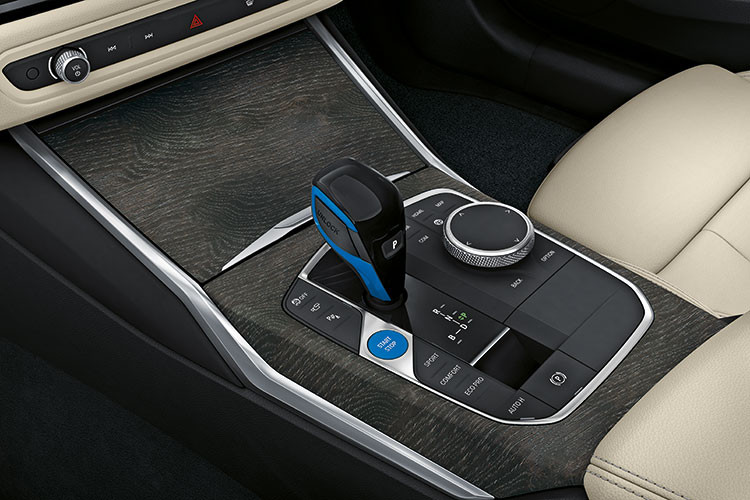 Xe trang bị ghế thể thao tiêu chuẩn, trang trí với các điểm nhấn màu xanh lam trong suốt. Hệ thống điều hòa tự động 3 vùng. Ngoài ra, trang bị tiêu chuẩn bao gồm hệ thống thông tin và giải trí iDrive 8.0, thế hệ mới nhất thời điểm hiện tại tương tự như 7 seried G70, X7 G07 LCI, 3 Seried G20 LCI…