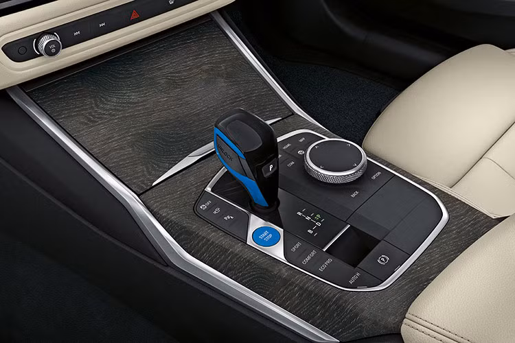 Xe trang bị ghế thể thao tiêu chuẩn, trang trí với các điểm nhấn màu xanh lam trong suốt. Hệ thống điều hòa tự động 3 vùng. Ngoài ra, trang bị tiêu chuẩn bao gồm hệ thống thông tin và giải trí iDrive 8.0, thế hệ mới nhất thời điểm hiện tại tương tự như 7 seried G70, X7 G07 LCI, 3 Seried G20 LCI…