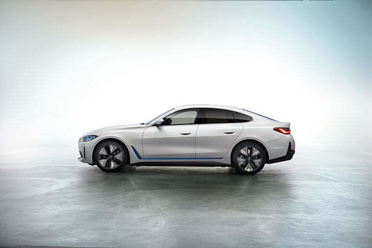 Mức giá xe BMW i4 2023 tại Việt Nam được bán ra chính hãng từ 3,759 tỷ đồng. Mẫu xe điện i4 2023 bản eDrive40 này cũng là một trong số những chiếc xe điện BMW chính hãng đầu tiên bán ra tại Việt Nam.