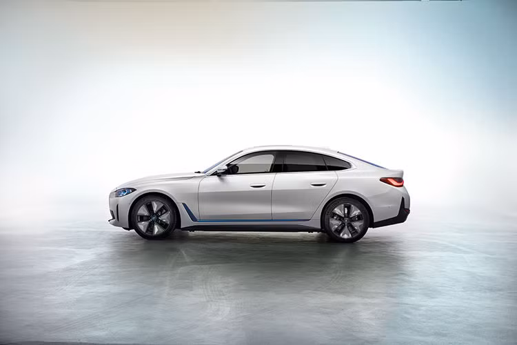 Mức giá xe BMW i4 2023 tại Việt Nam được bán ra chính hãng từ 3,759 tỷ đồng. Mẫu xe điện i4 2023 bản eDrive40 này cũng là một trong số những chiếc xe điện BMW chính hãng đầu tiên bán ra tại Việt Nam.