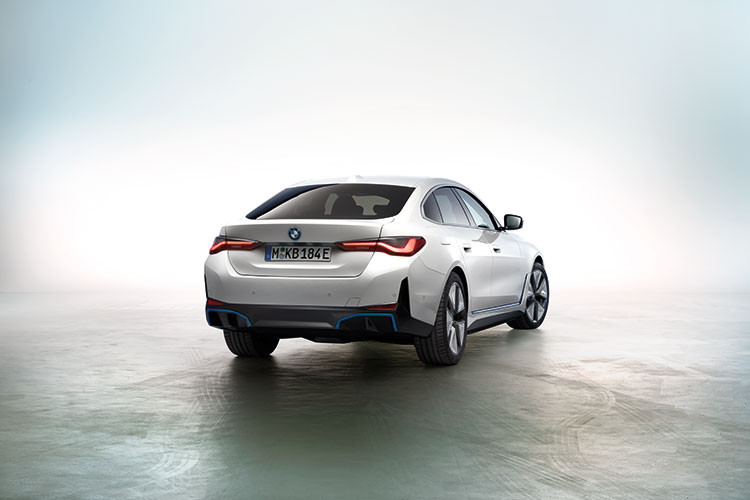 BMW i4 sử dụng mô-tơ điện nằm trên cầu sau, tạo ra công suất tối đa 335 mã lực và mô-men xoắn cực đại 430 Nm. Sức mạnh này cho phép xe tăng tốc từ vị trí đứng yên lên 100 km/h trong 5,7 giây trước khi đạt vận tốc tối đa 190 km/h.