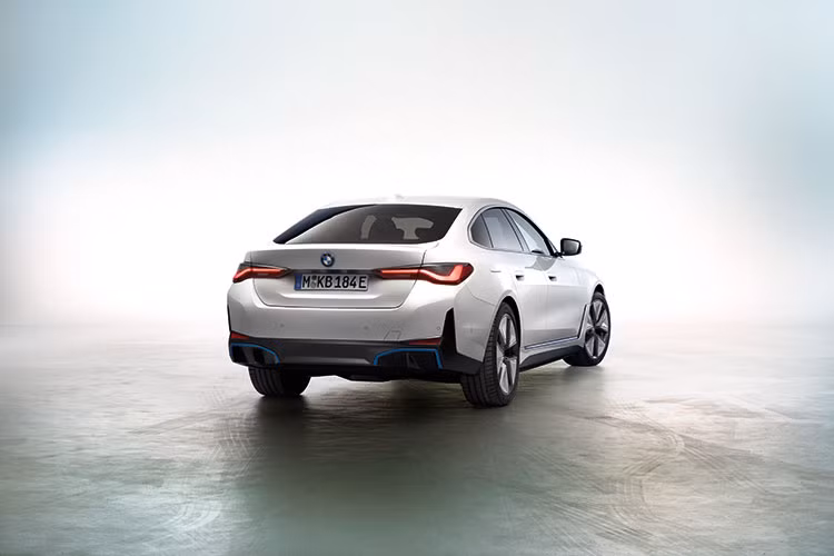 BMW i4 sử dụng mô-tơ điện nằm trên cầu sau, tạo ra công suất tối đa 335 mã lực và mô-men xoắn cực đại 430 Nm. Sức mạnh này cho phép xe tăng tốc từ vị trí đứng yên lên 100 km/h trong 5,7 giây trước khi đạt vận tốc tối đa 190 km/h.