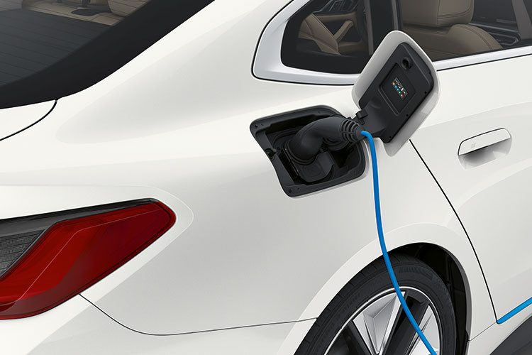 BMW i4 eDrive40 2023 mới một mẫu xe Gran Coupe 5 cửa thuần điện đầu tiên, xây dựng trên nền tảng của 4 Series với thiết kế Coupe. Xe có kích thước tổng thể dài x rộng x cao lần lượt 4.783 x 1.852 x 1.448 mm, chiều dài cơ sở 2.856 mm. Về thiết kế, BMW i4 cho thấy rất rõ nó là một chiếc sedan chạy điện, hướng tới đối tượng trẻ, thể thao.