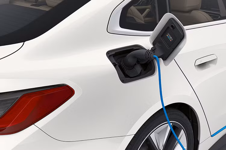 BMW i4 eDrive40 2023 mới một mẫu xe Gran Coupe 5 cửa thuần điện đầu tiên, xây dựng trên nền tảng của 4 Series với thiết kế Coupe. Xe có kích thước tổng thể dài x rộng x cao lần lượt 4.783 x 1.852 x 1.448 mm, chiều dài cơ sở 2.856 mm. Về thiết kế, BMW i4 cho thấy rất rõ nó là một chiếc sedan chạy điện, hướng tới đối tượng trẻ, thể thao.