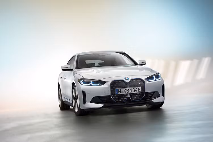 BMW iX3 và BMW i4 tại Việt Nam vừa chính thức được giới thiệu thuộc hai phân khúc khác nhau, gồm SUV hạng sang và coupe 4 cửa. Trong số đó, BMW iX3 được đánh giá sẽ thu hút nhiều sự quan tâm từ khách hàng. Bởi đây là phiên bản hoàn toàn điện của mẫu BMW X3 – chiếc xe rất được giới thượng lưu Việt Nam yêu thích.