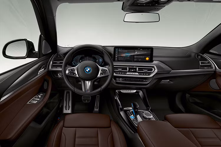 Khoang lái BMW Live Cockpit Professional với màn hình giải trí trung tâm và bảng đồng hồ điện tử đồng kích thước 12,3 inch. Màn hình giải trí trung tâm có thể tương tác bằng thao tác cảm ứng, bộ điều khiển iDrive, nút bấm trên vô lăng, giọng nói hoặc bằng cử chỉ. Kết nối Apple CarPlay và Android Auto cũng là trang bị tiêu chuẩn.